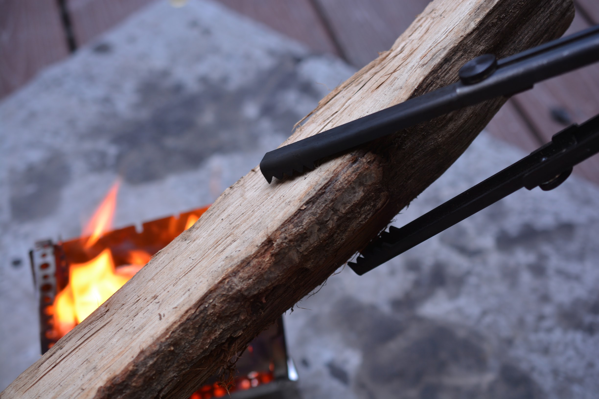 野良道具製作所「野良ばさみ」　大型の薪も持てる