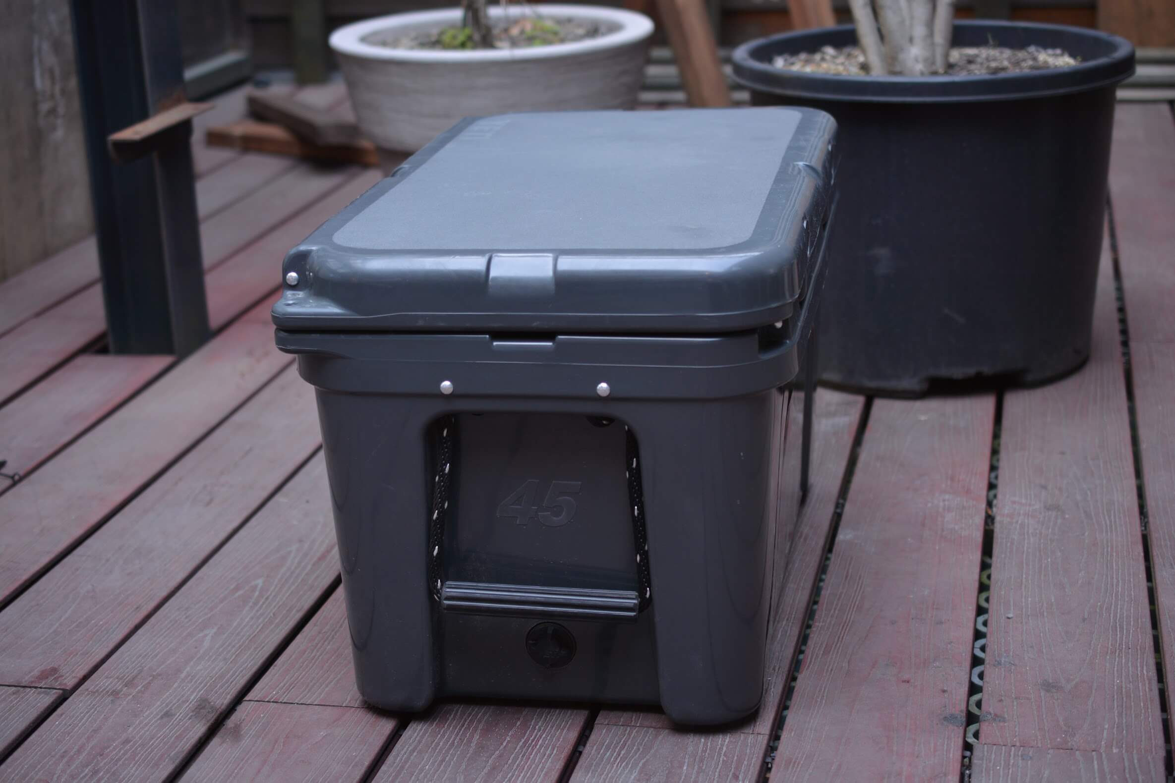 イエティ タンドラ45qt (チャコール)　横から