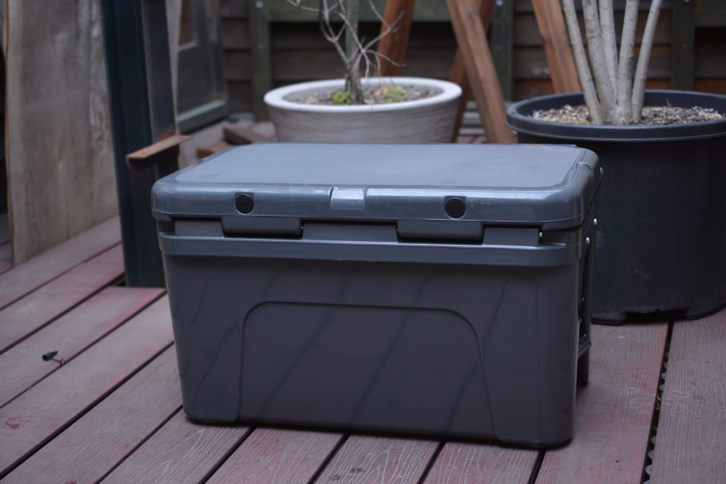 イエティ タンドラ45qt (チャコール)　後ろから