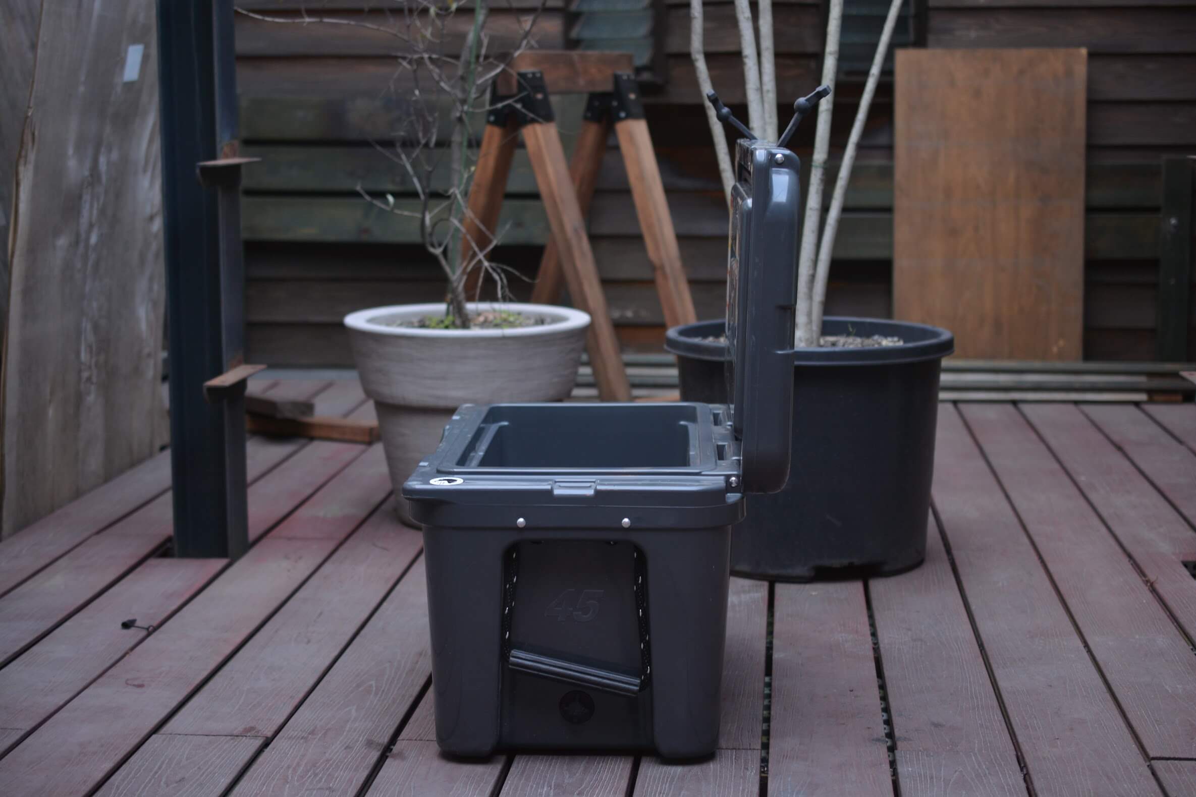 イエティ タンドラ45qt (チャコール)　フタの角度