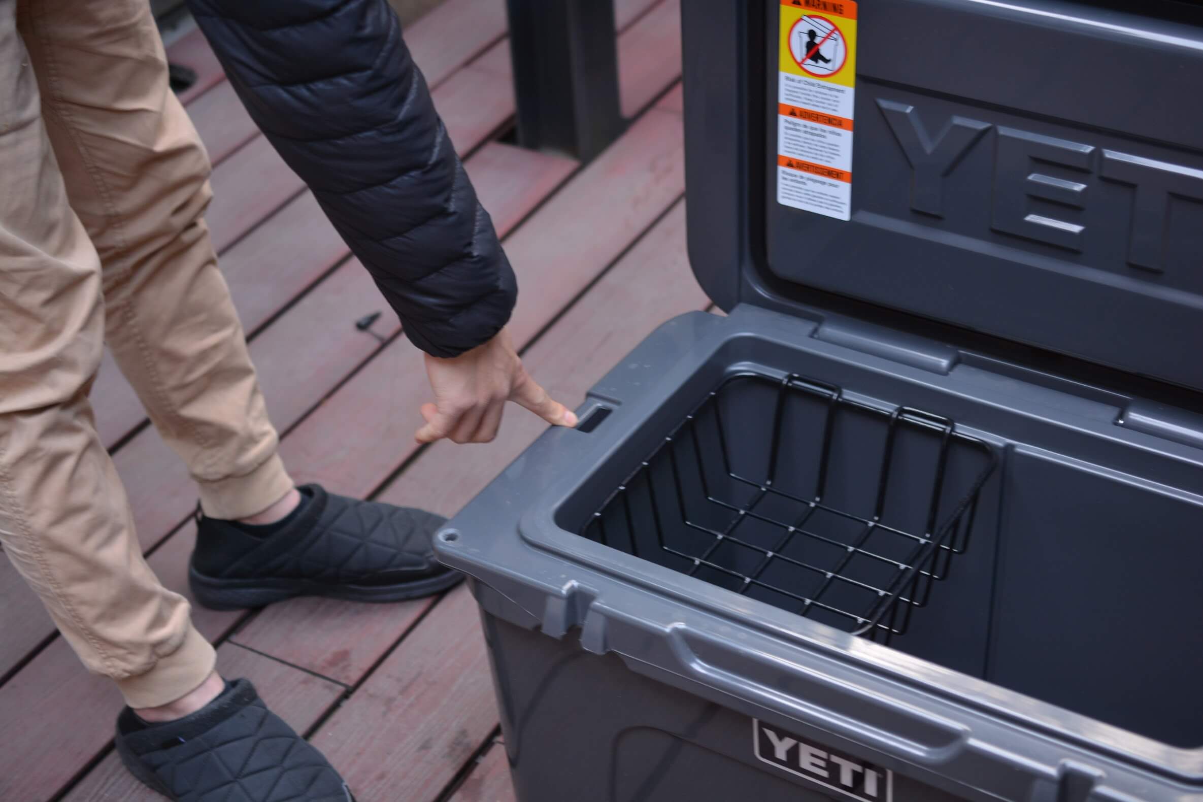 イエティ タンドラ45qt (チャコール)　タイダウンベルト穴