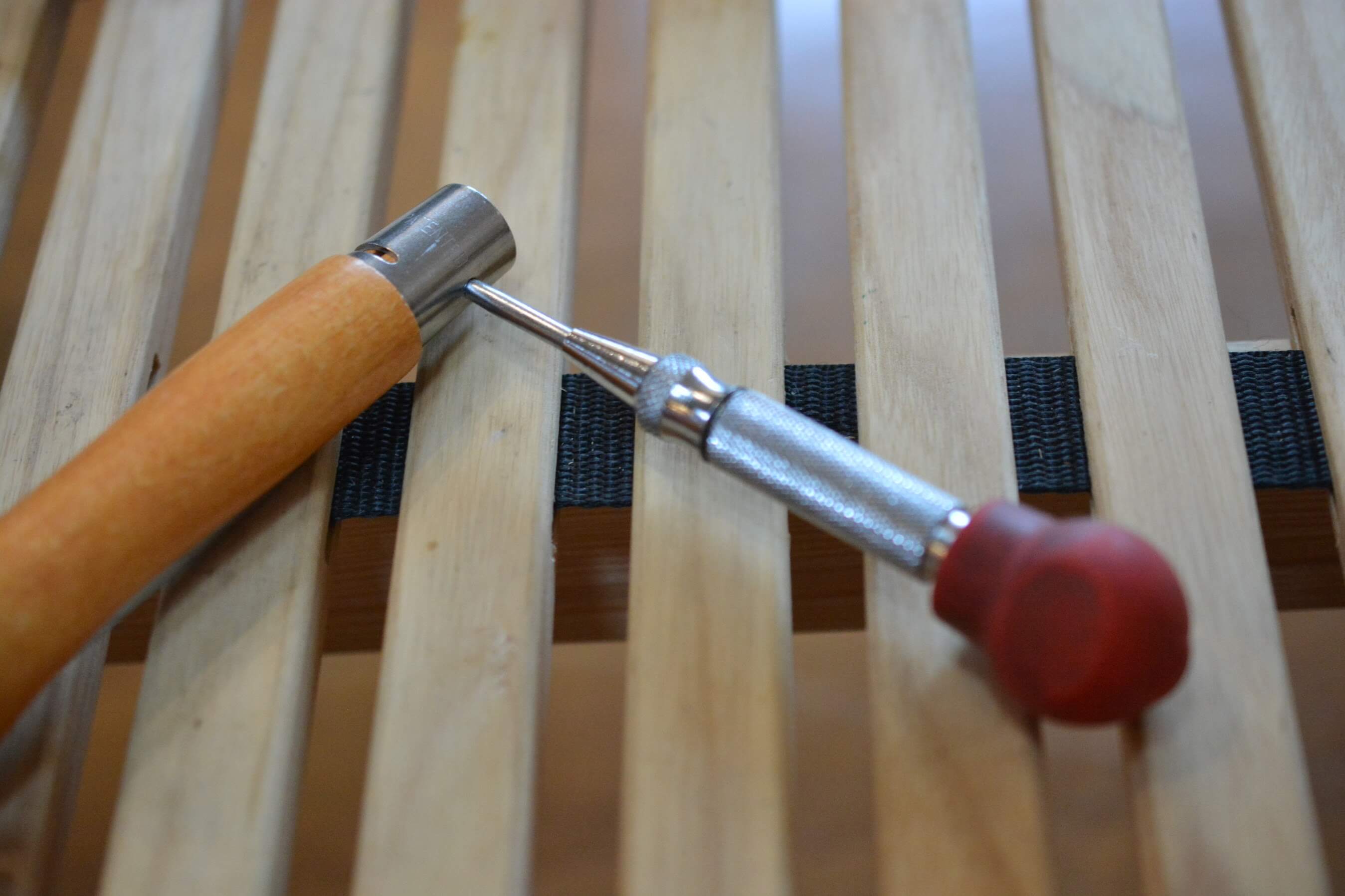 オピネルナイフ No.10 黒錆加工 ピンをポンチで押す