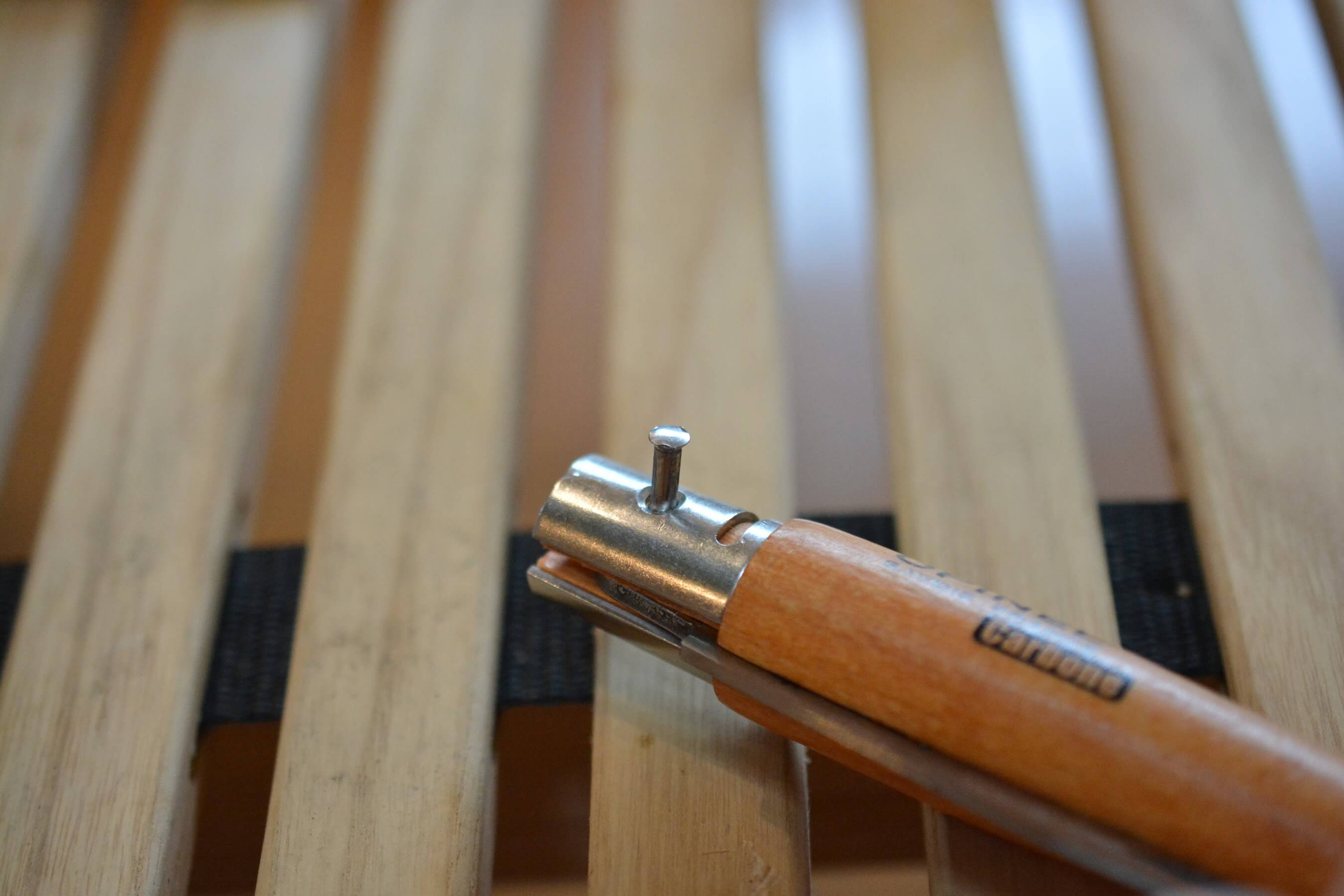 オピネルナイフ No.10 黒錆加工 ピンが出てくる