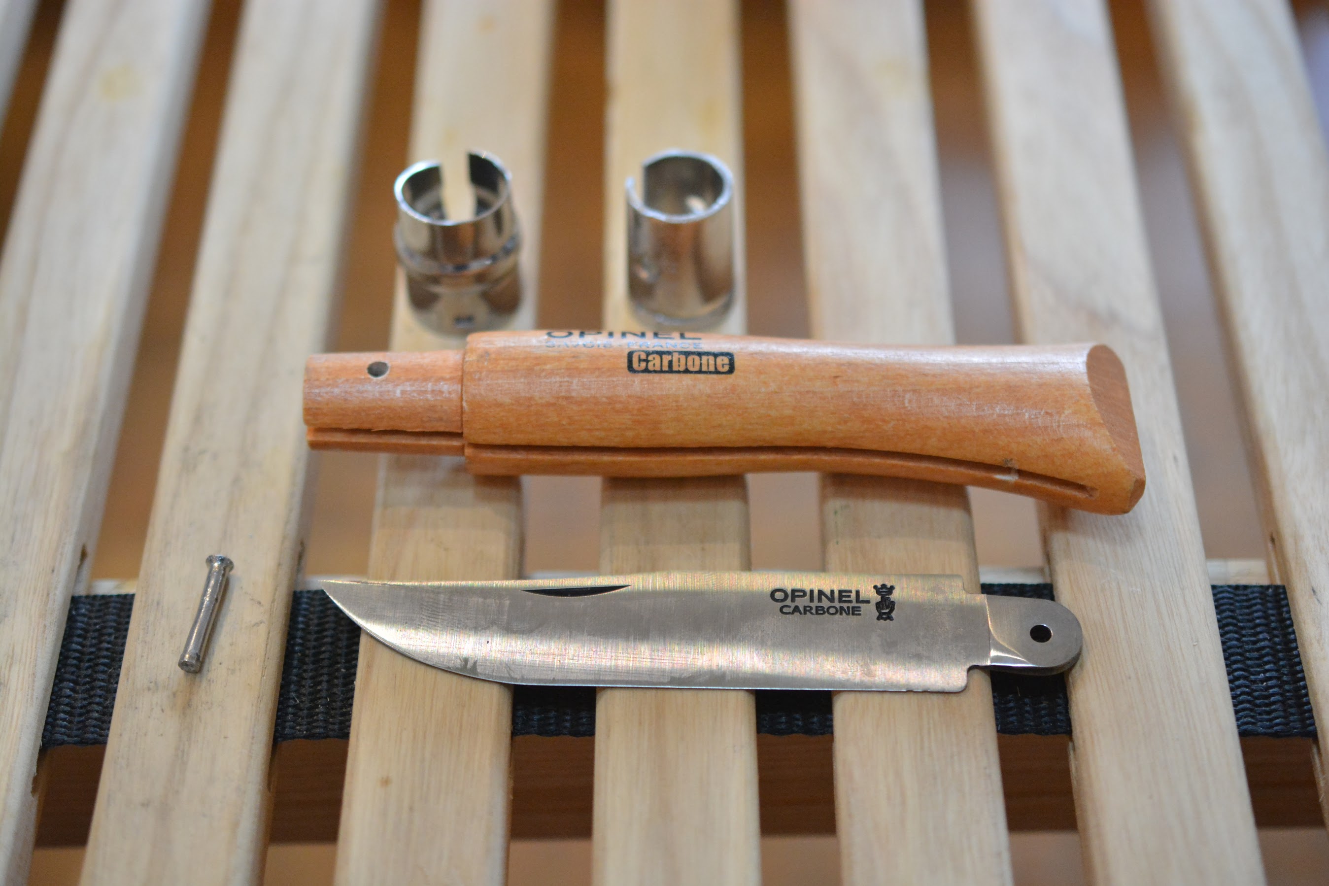 オピネルナイフ No.10 黒錆加工 内側のリングを外す