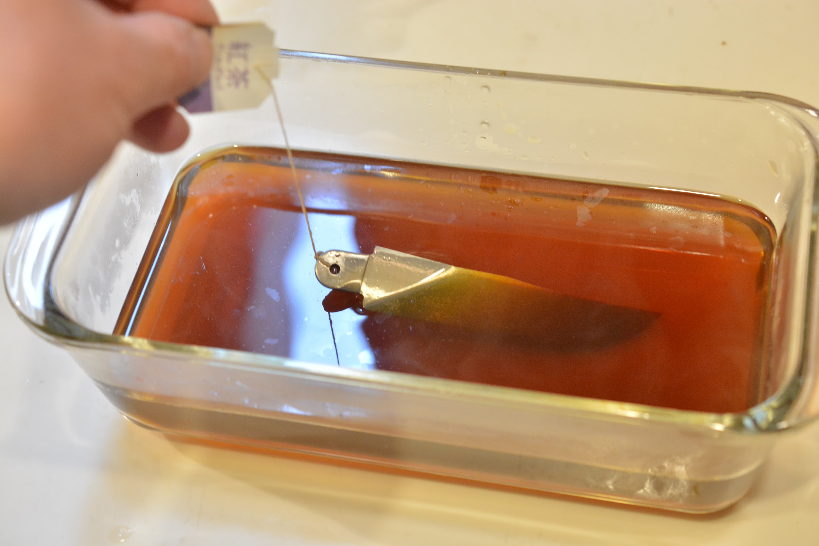 オピネルナイフ No.10 黒錆加工　溶液にブレードを漬ける