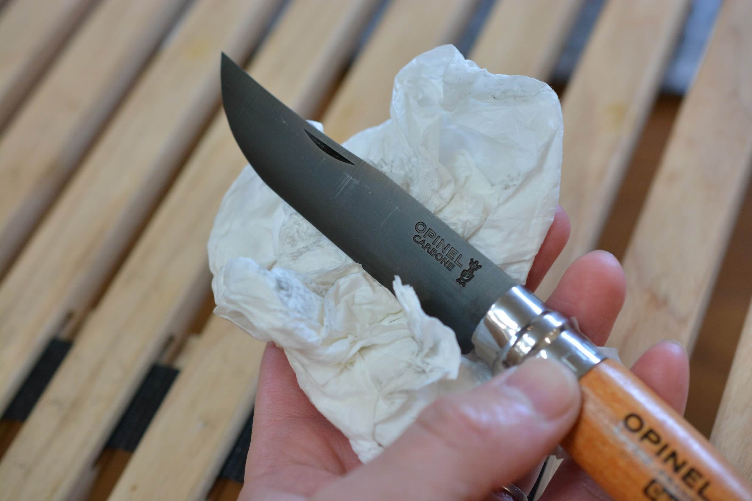 OPINELナイフ 黒錆加工　余分な黒錆を落とす