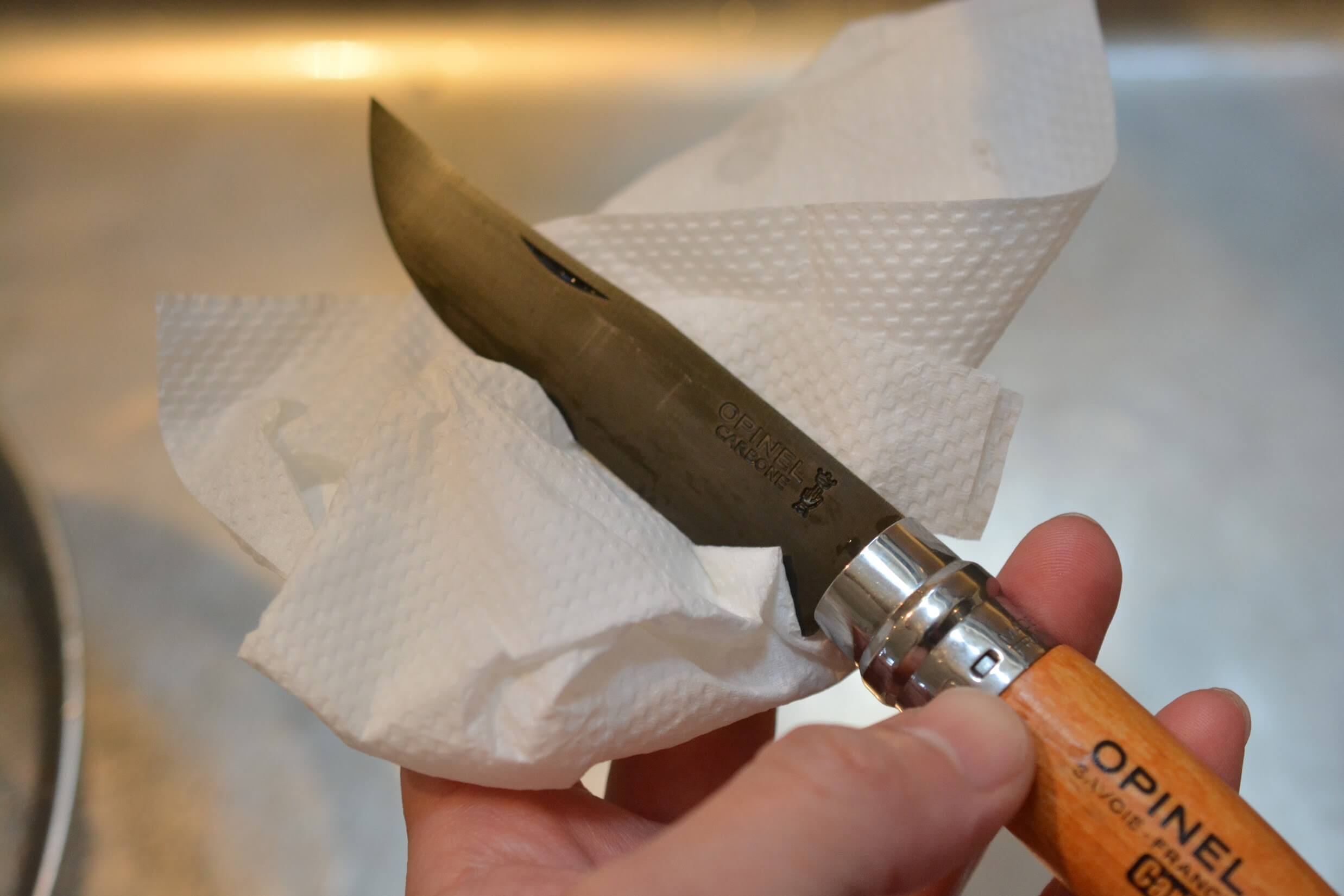 OPINELナイフ 黒錆加工　余分な黒錆を落とす