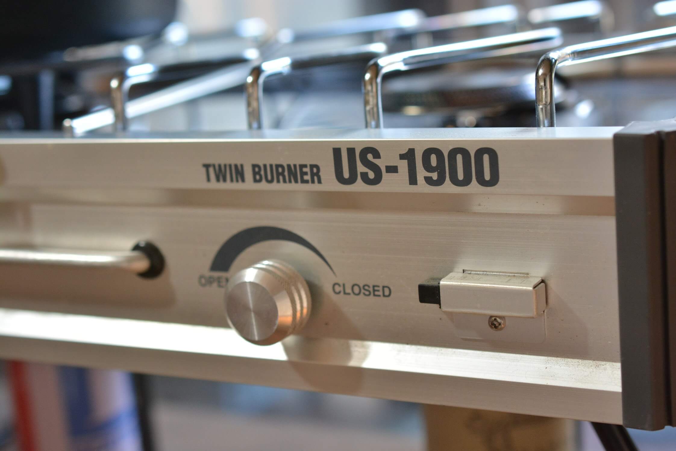 ユニフレーム ツインバーナーUS-1900 ガス調整つまみ&点火スイッチ