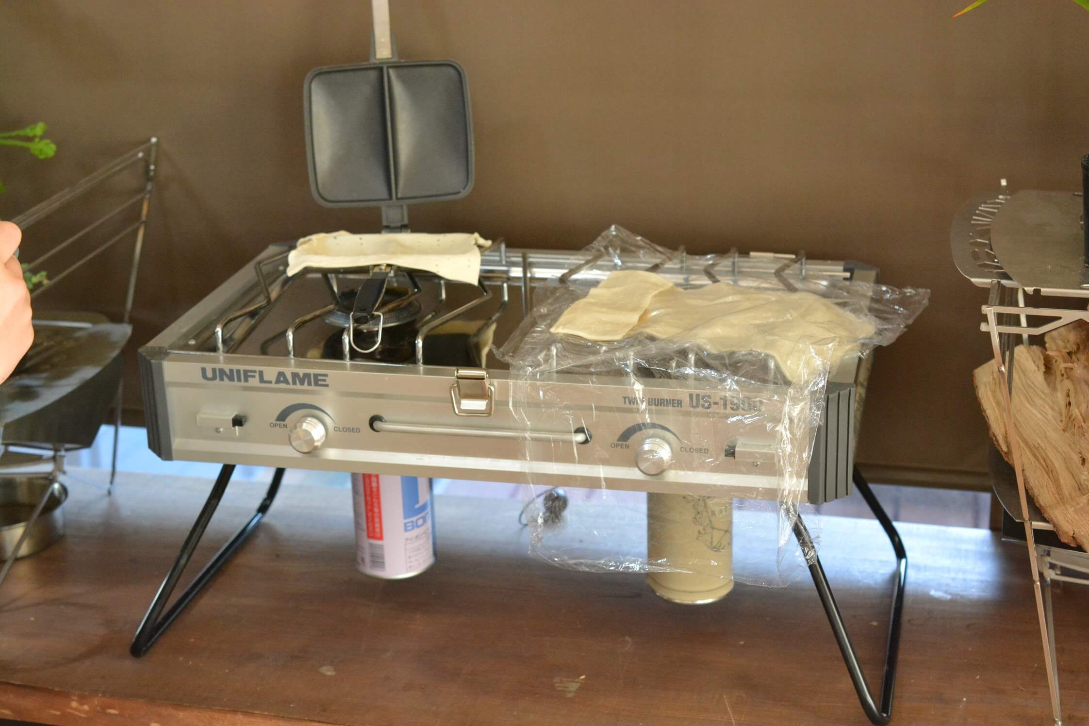 バウルー　ホットサンドメーカー (ダブル)　アップルパイを作る