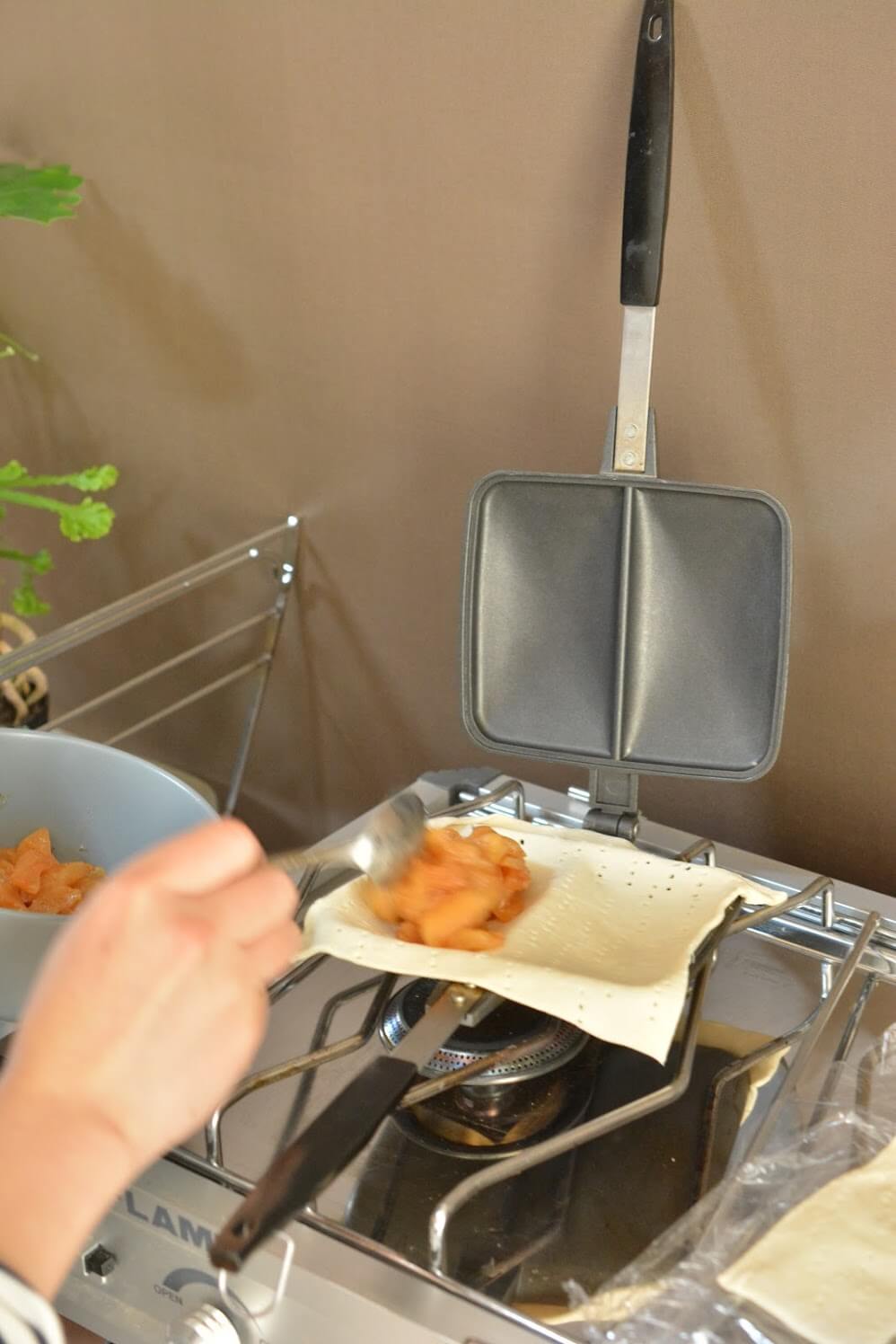 バウルー　ホットサンドメーカー (ダブル)　アップルパイを作る