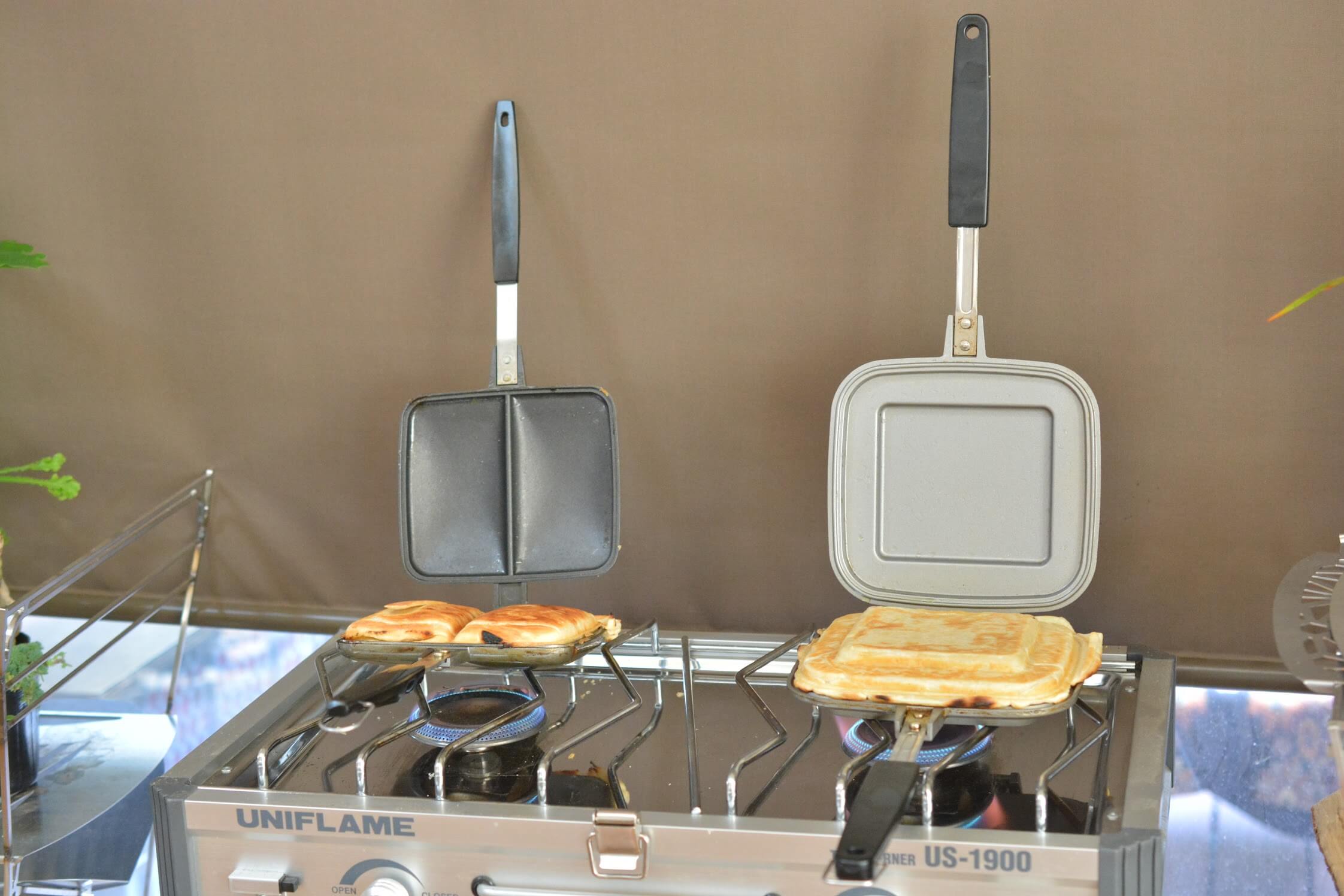 (右)バウルー　ホットサンドメーカー (ダブル)　（左）TSBBQ ホットサンドメーカー