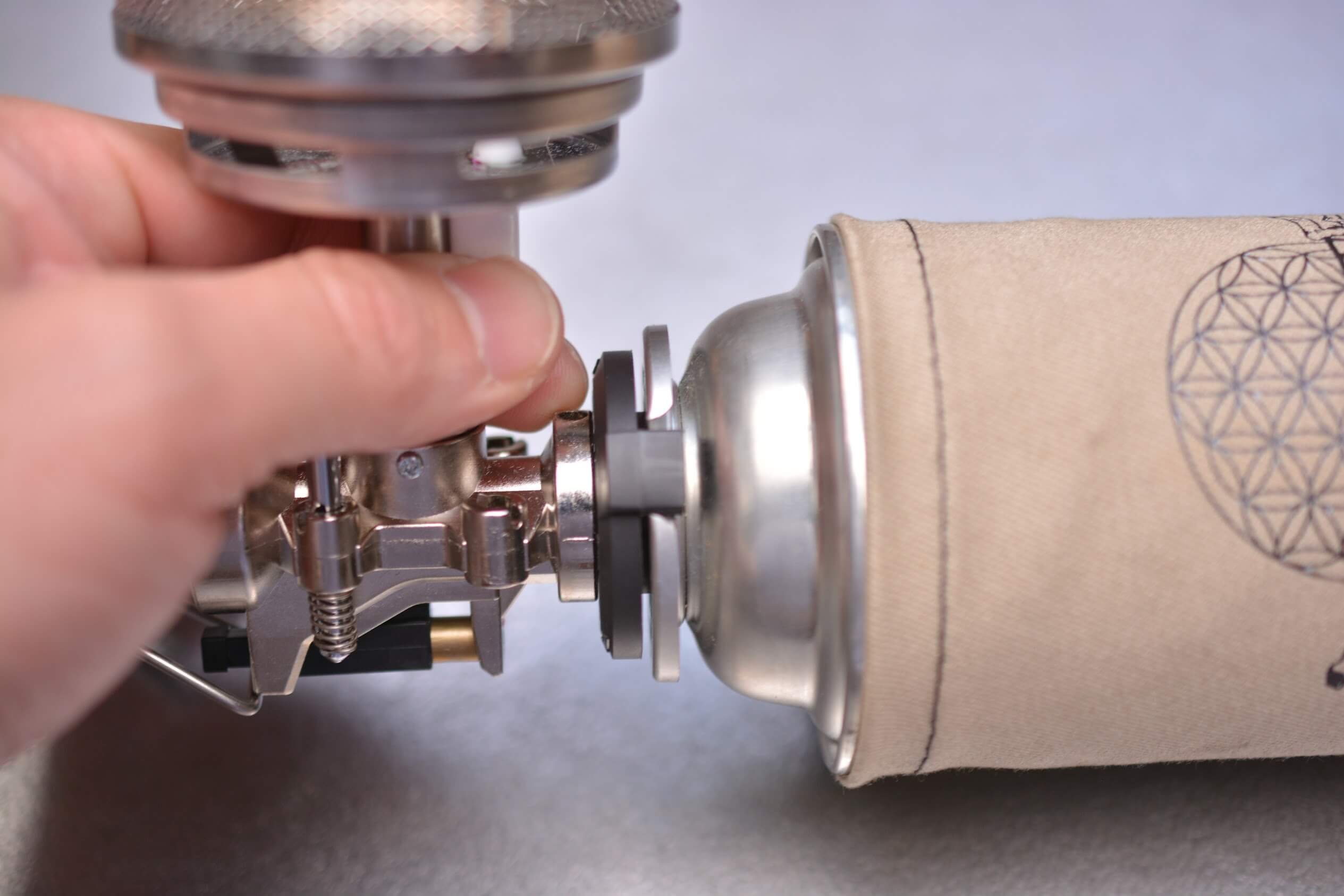 SOTO[ソト] レギュレーターランタン [ST-260] ガス缶 取り付け