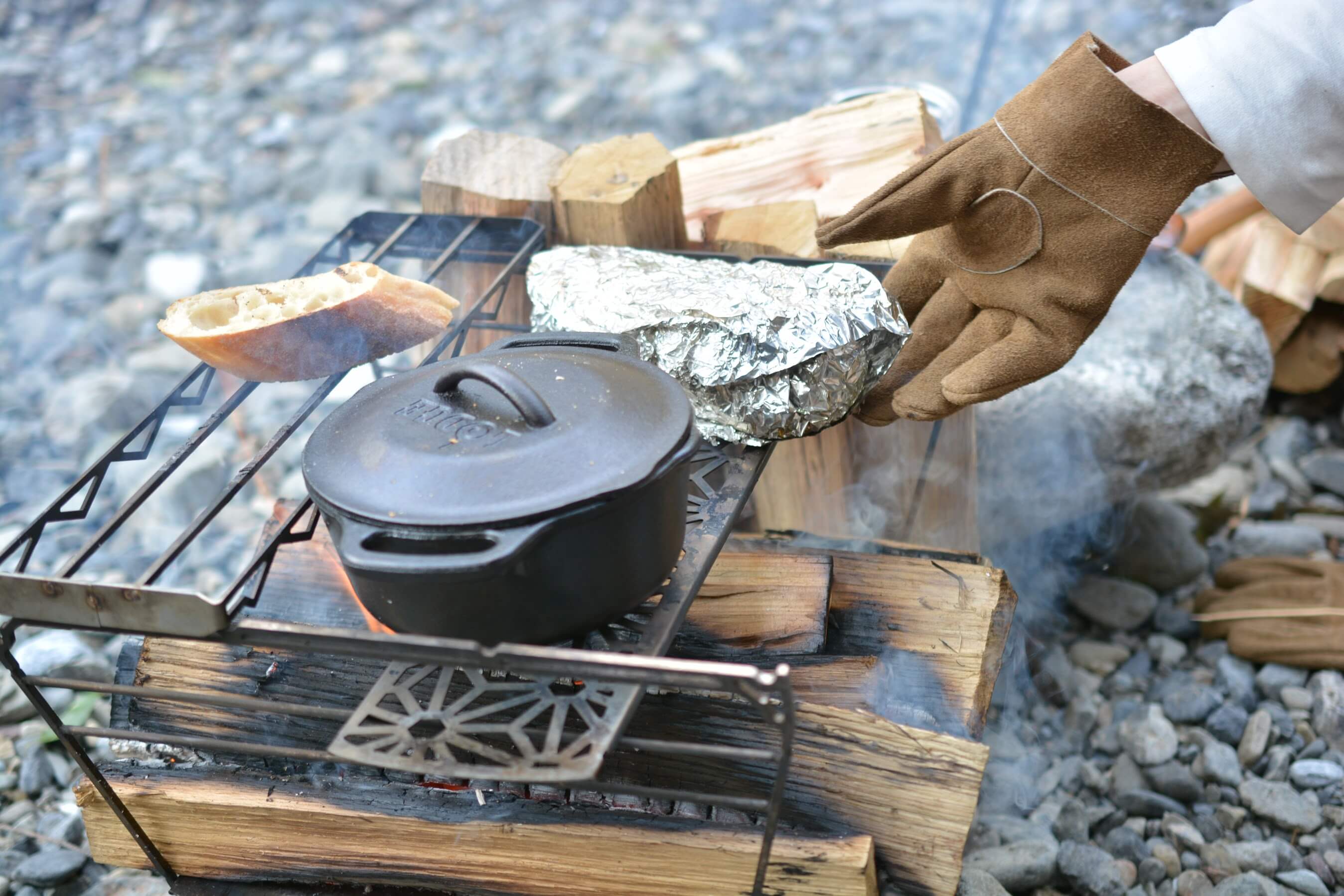 ロッジのサービングポットでチーズラザニア　煮る