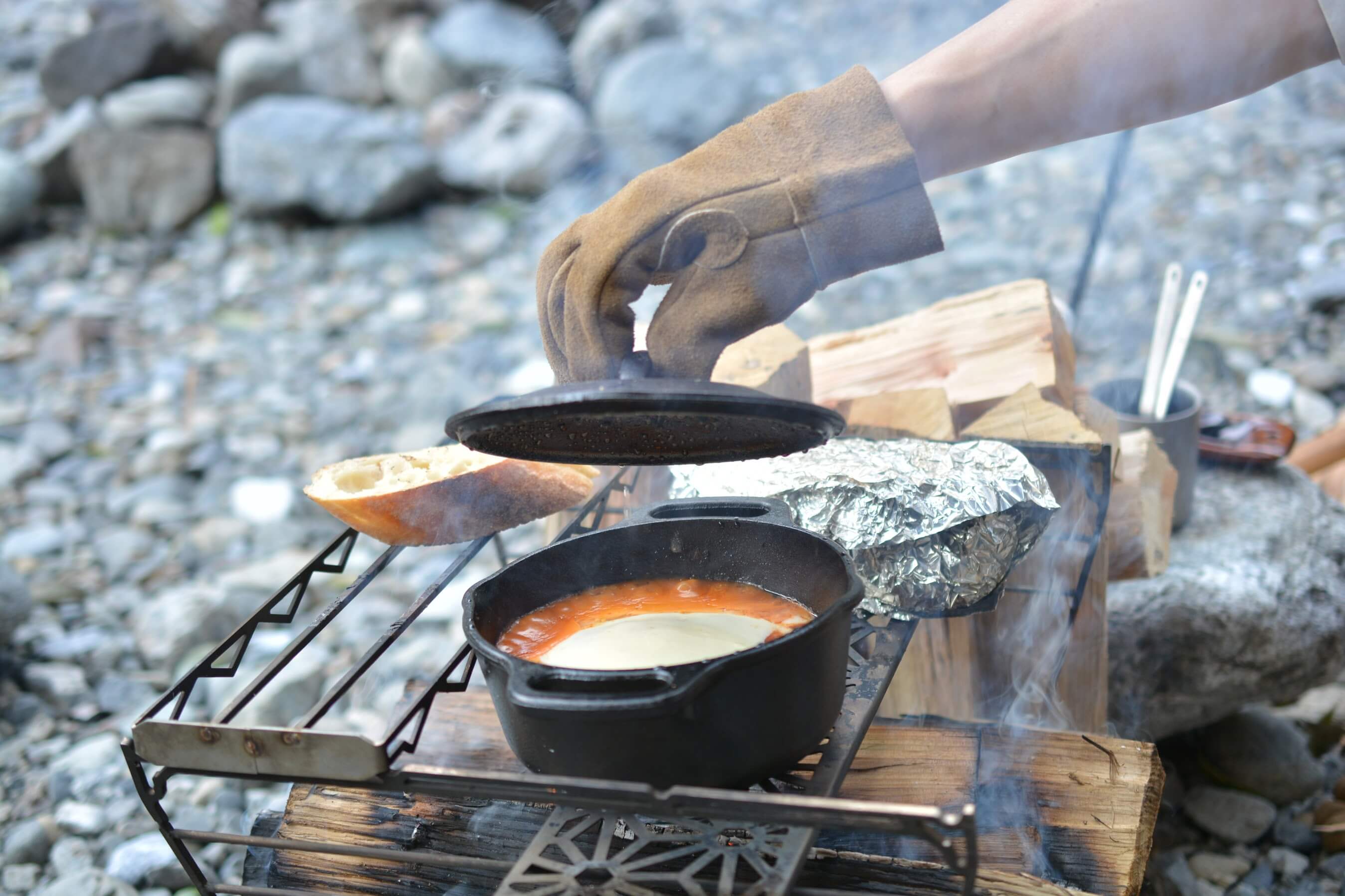 ロッジのサービングポットでチーズラザニア　火加減