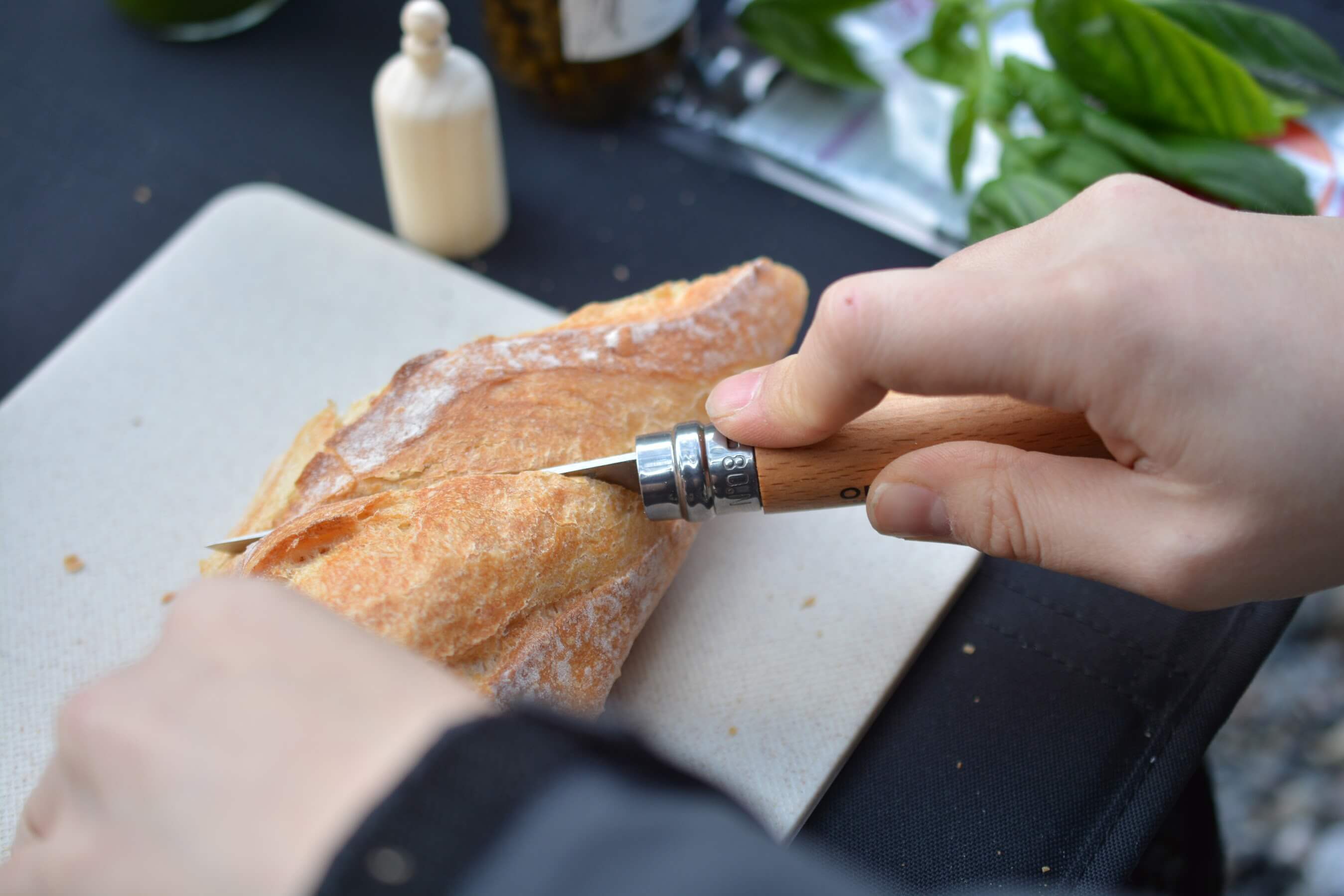 オピネルナイフ ステンレススチール No8 バケットを切る