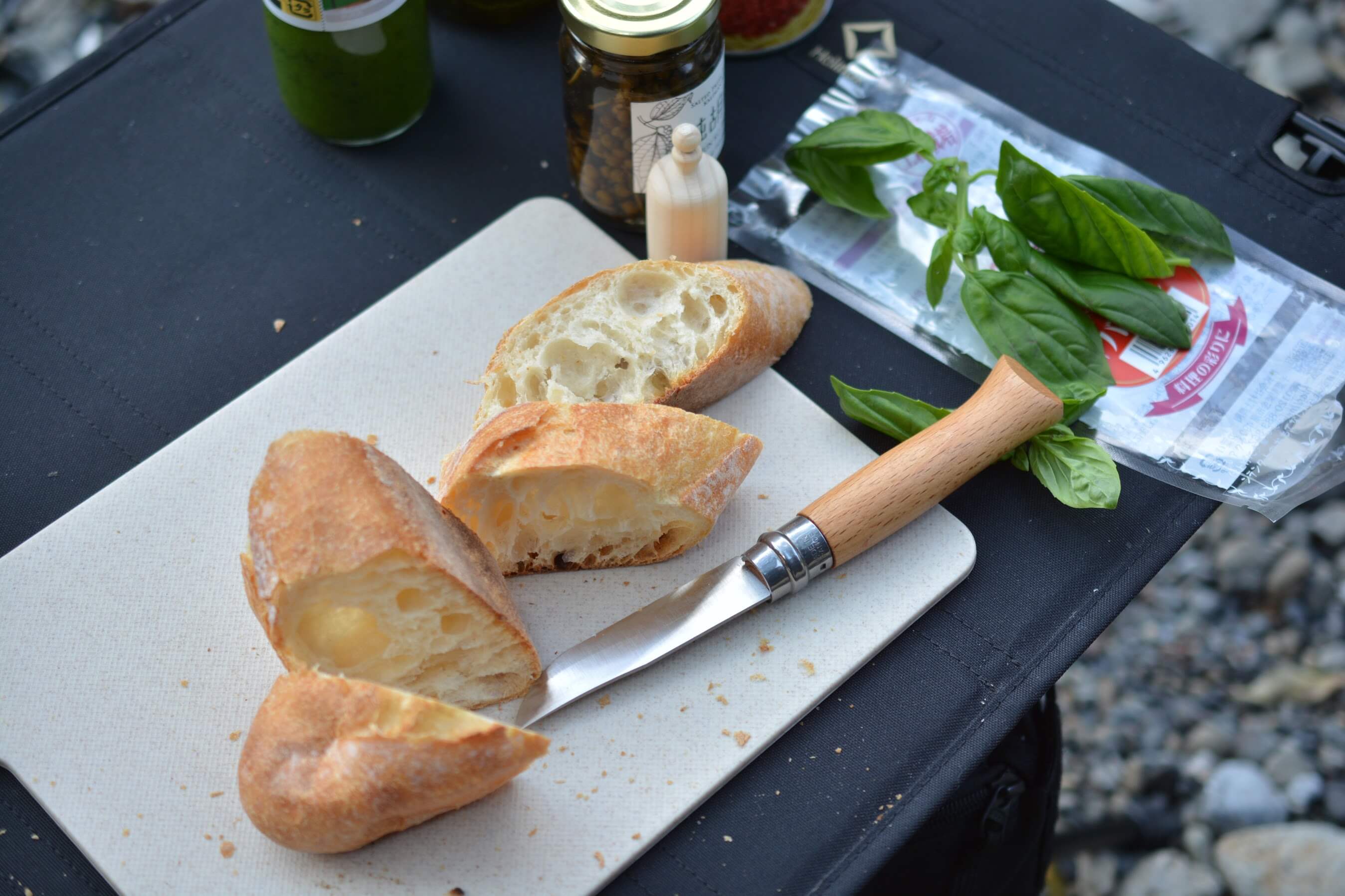 オピネルナイフ ステンレススチール No8 バケットを切る2