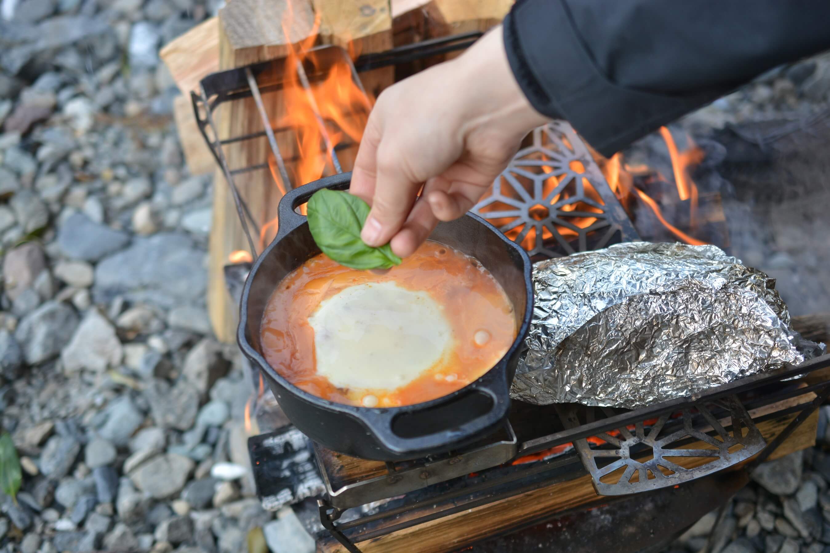 ロッジのサービングポットでチーズラザニア　生バジル