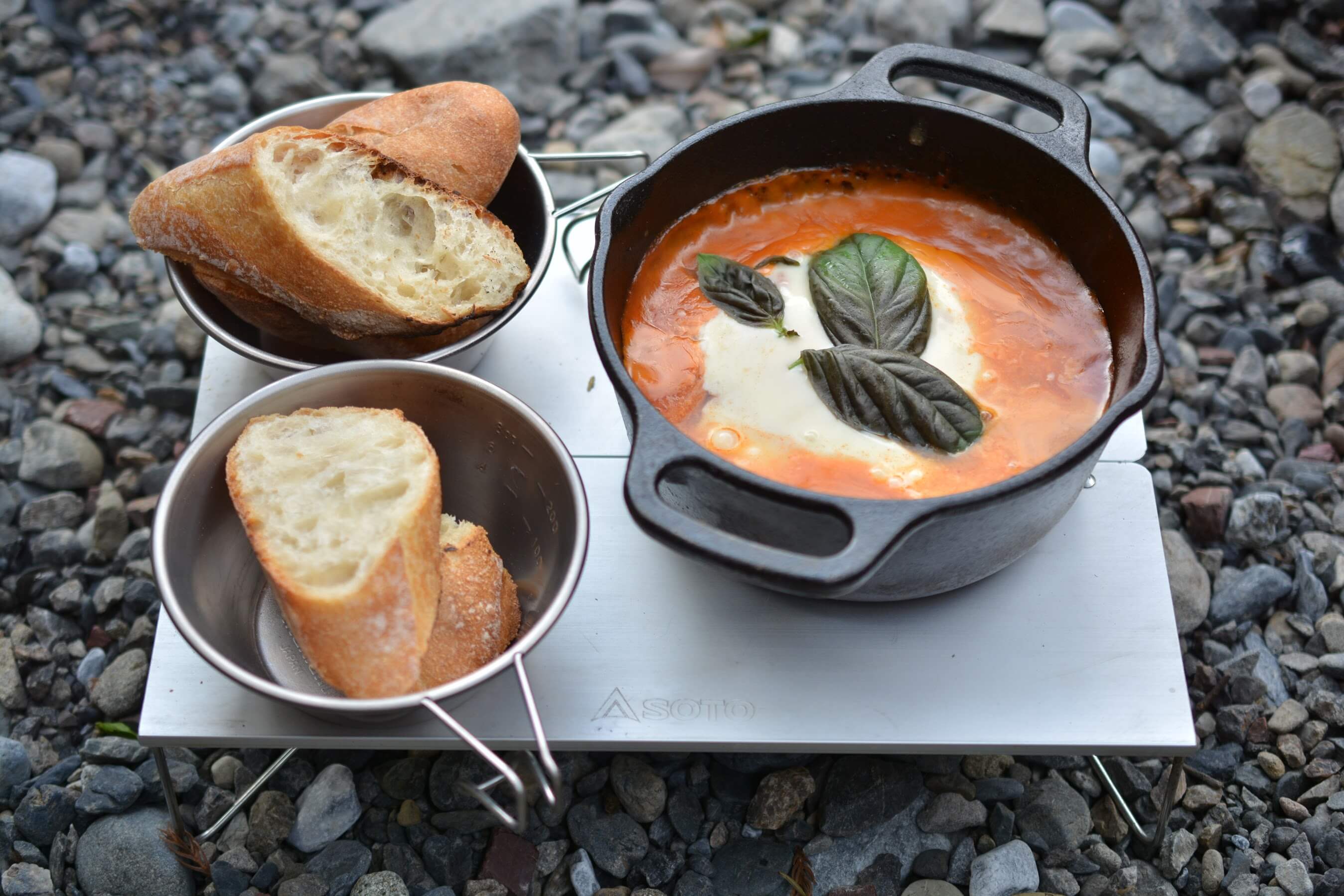 ロッジのサービングポットでチーズラザニア