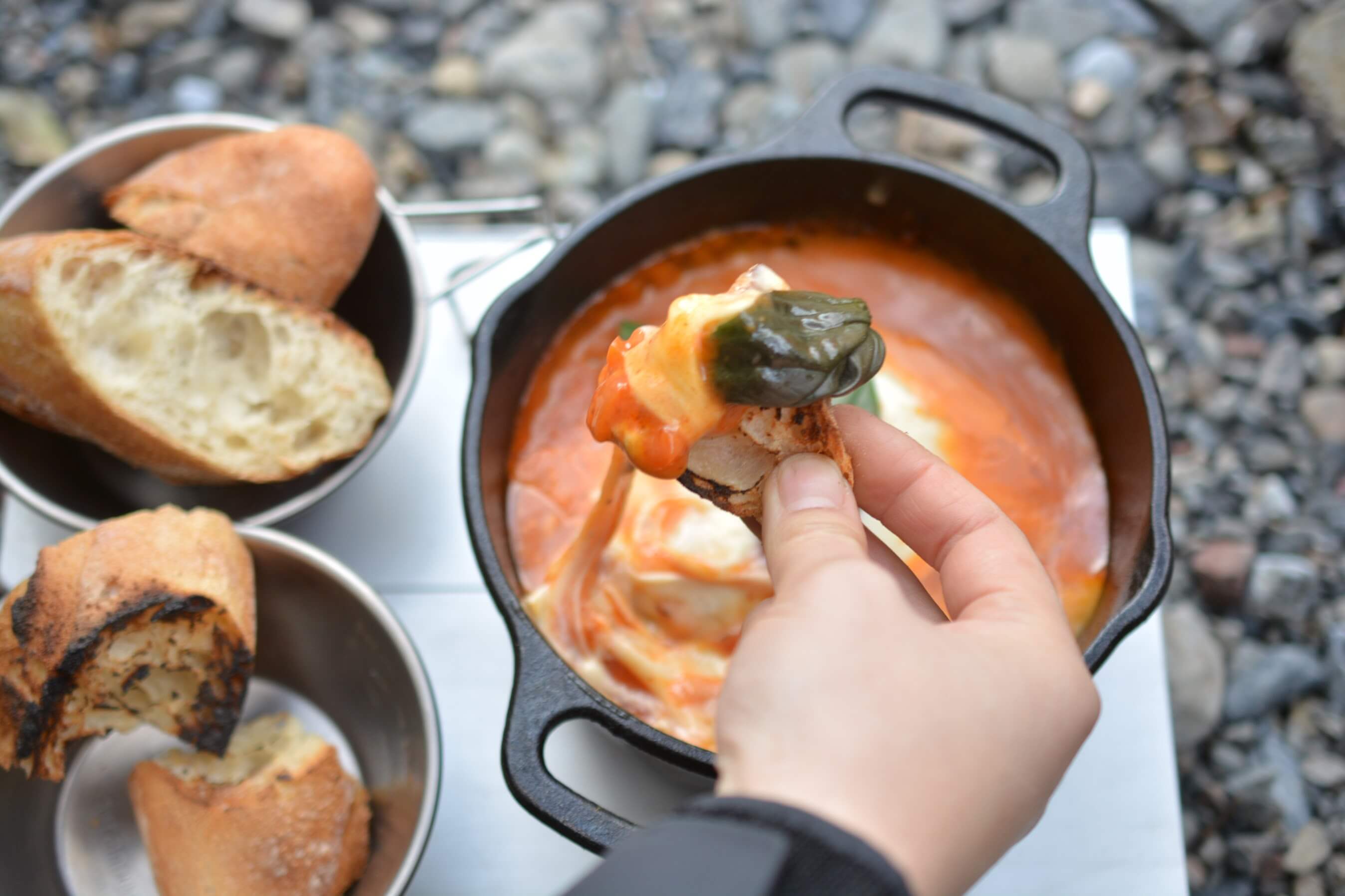 ロッジのサービングポットでチーズラザニア　フランスパン