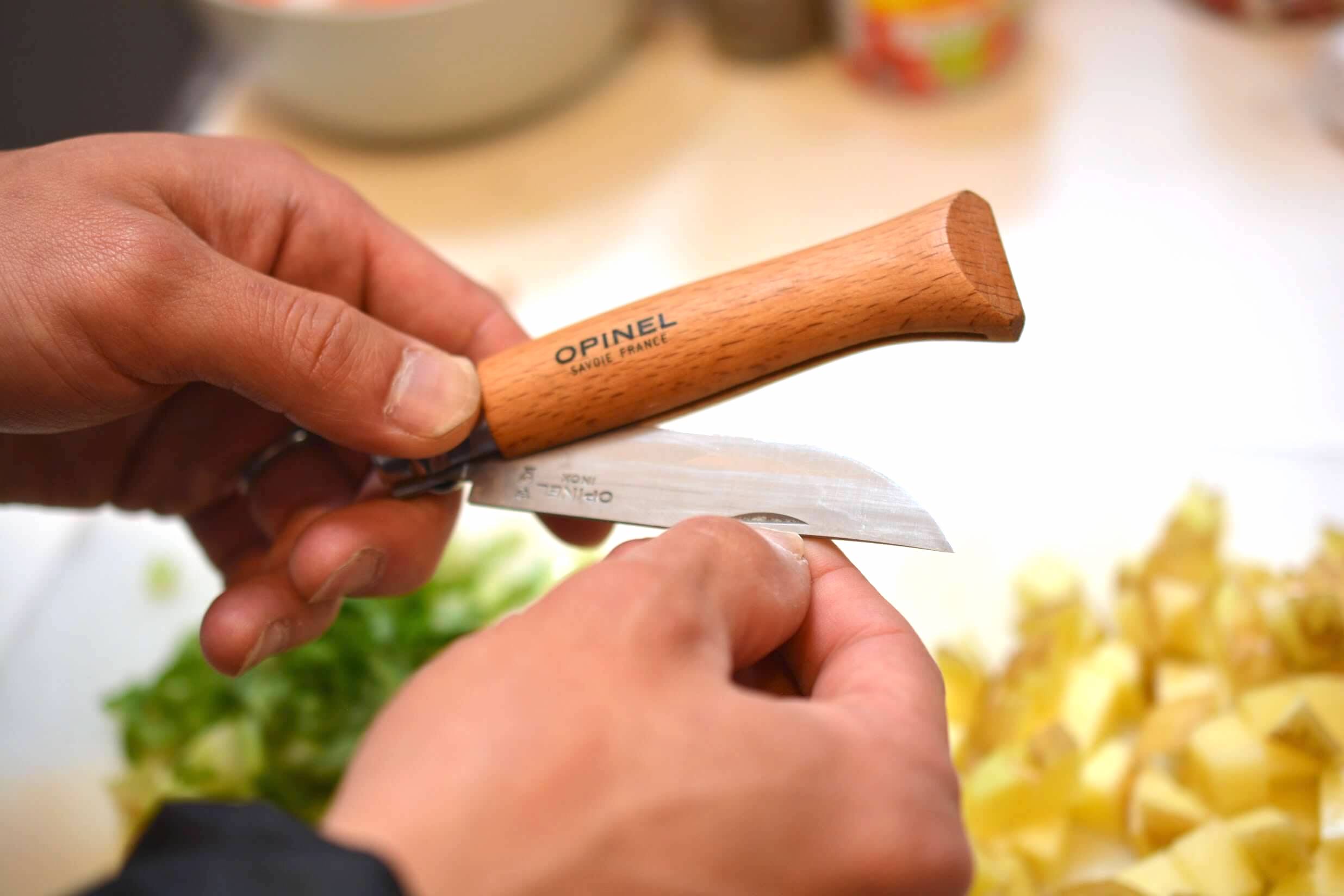 オピネルナイフ　ステンレススチール No8　引っ掛け部分