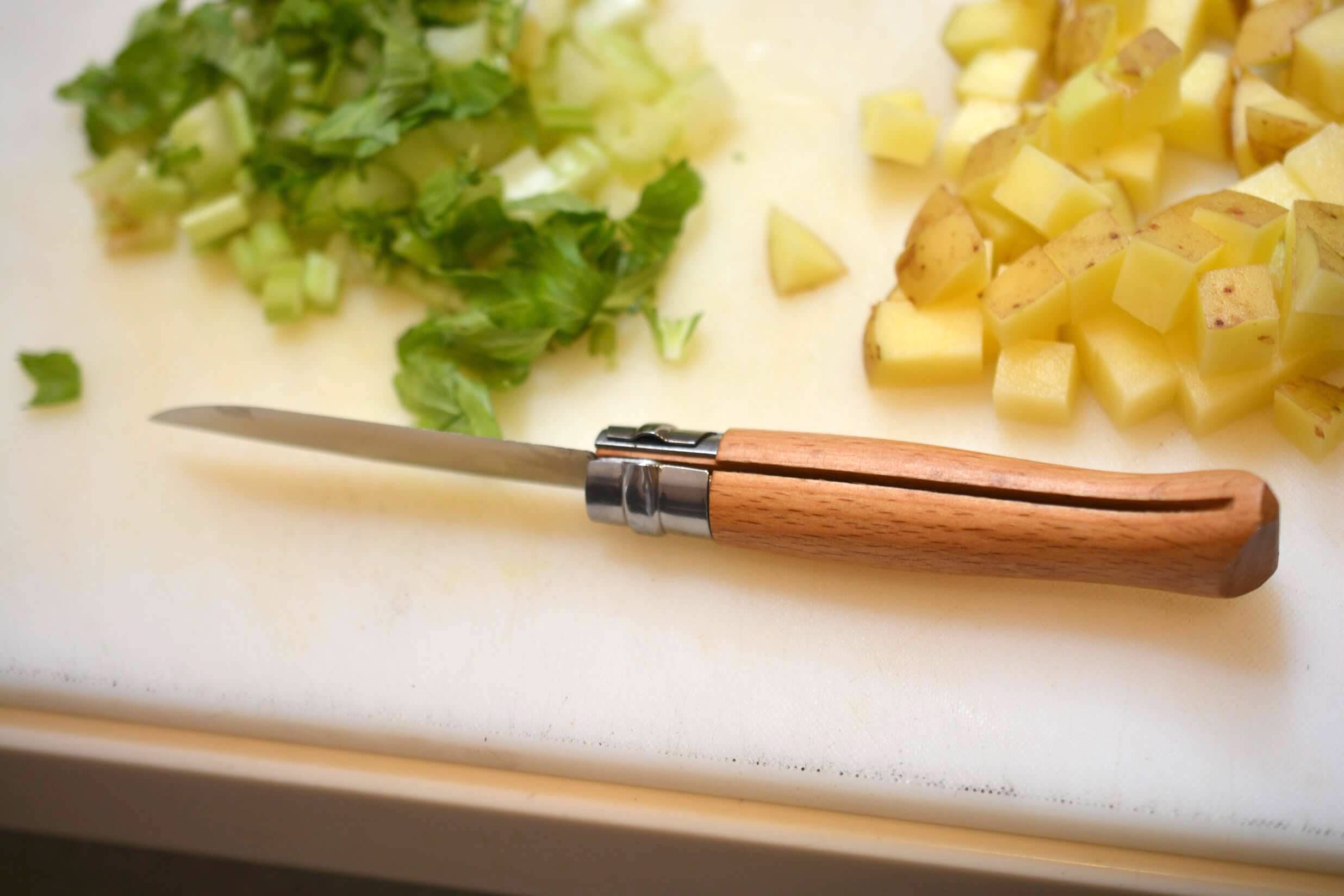 オピネルナイフ　ステンレススチール No8　ビロブロック　使用時