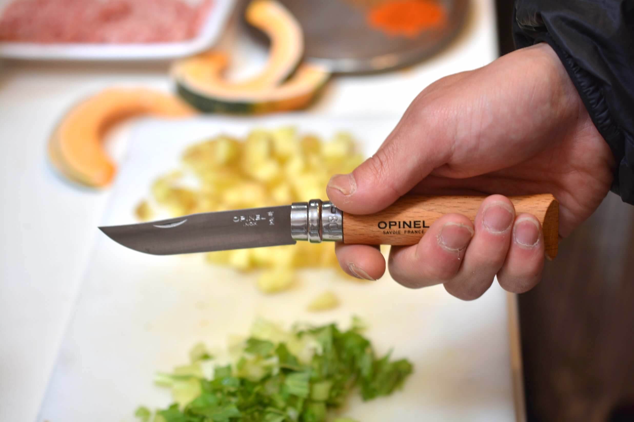 オピネルナイフ　ステンレススチール No8　サイズ感 164cm男性が使用