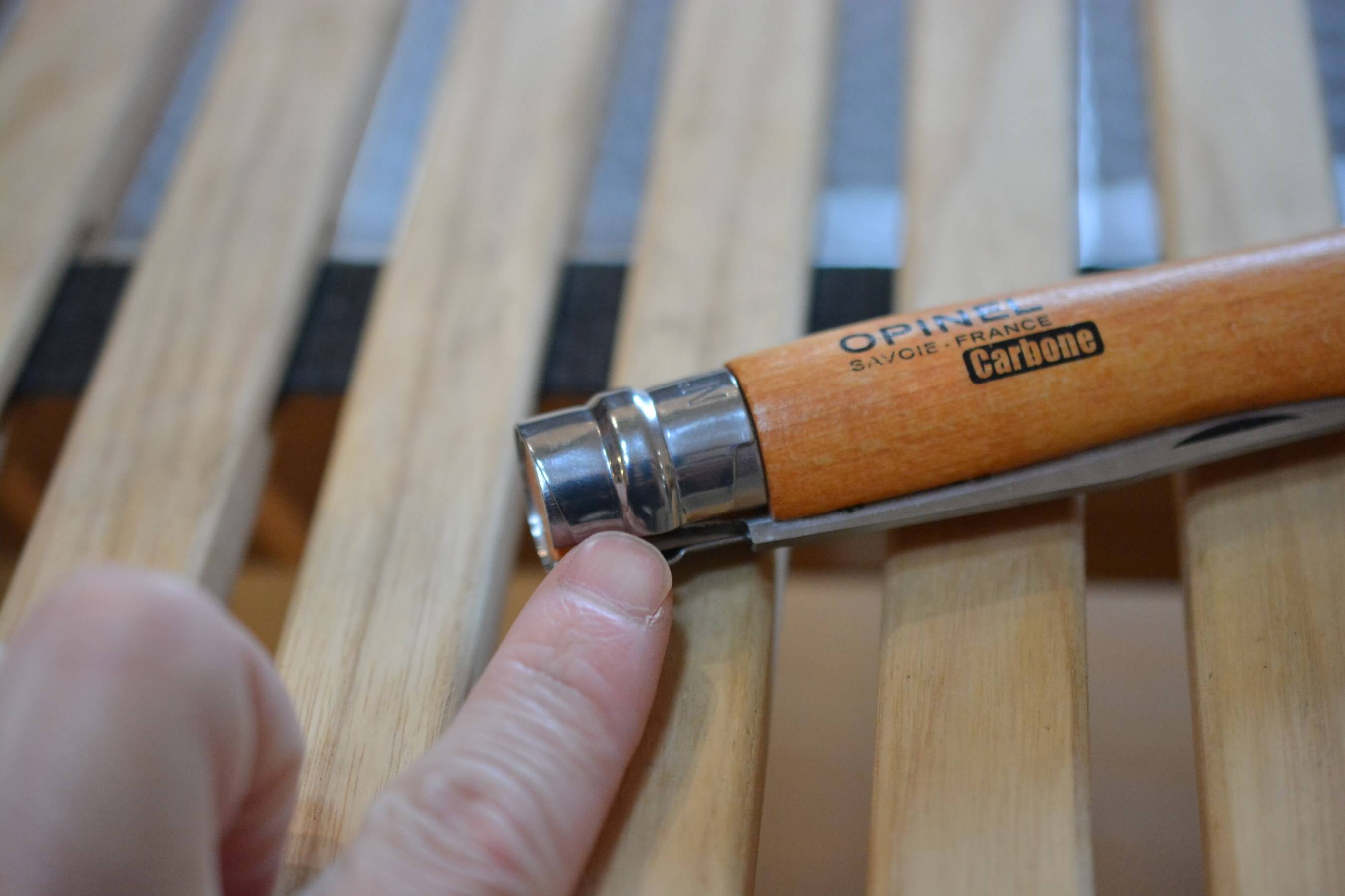 オピネルナイフ No.10 黒錆加工 ロックリングを外す