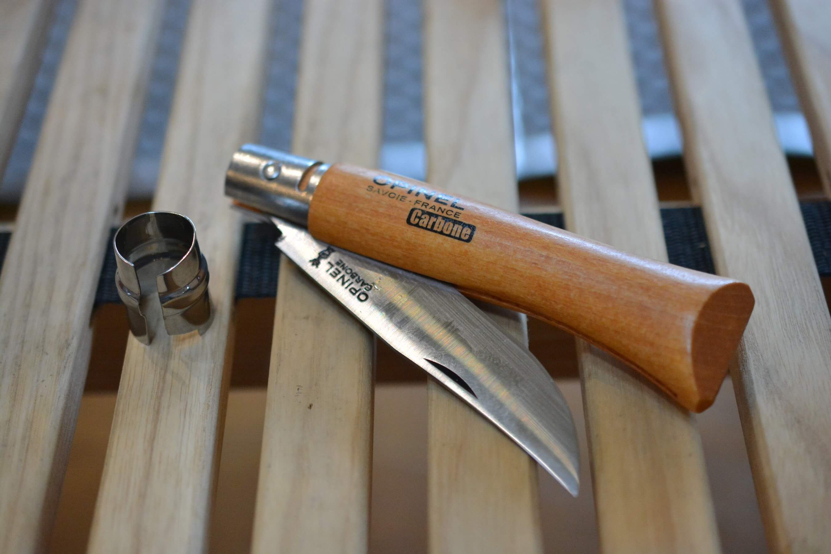 オピネルナイフ No.10 黒錆加工 ロックリングを外す