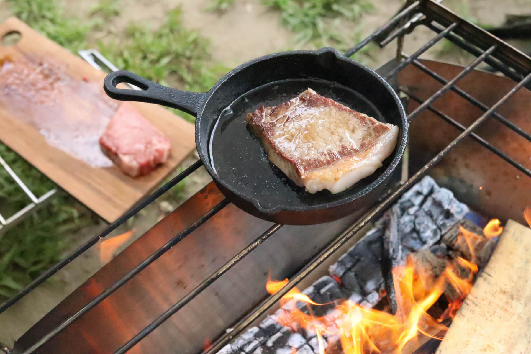 ヘリノックス テーブルオー レビュー 肉を焼く