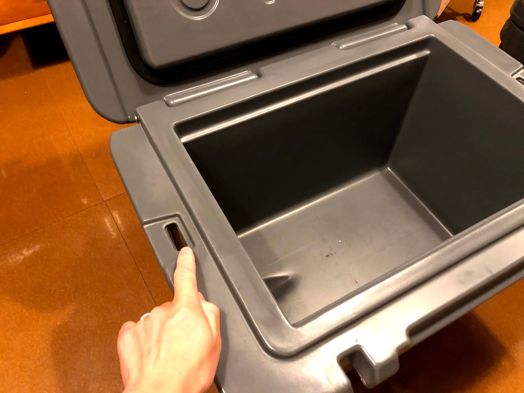 ORCA クーラー40QT タイダウンベルト用の穴