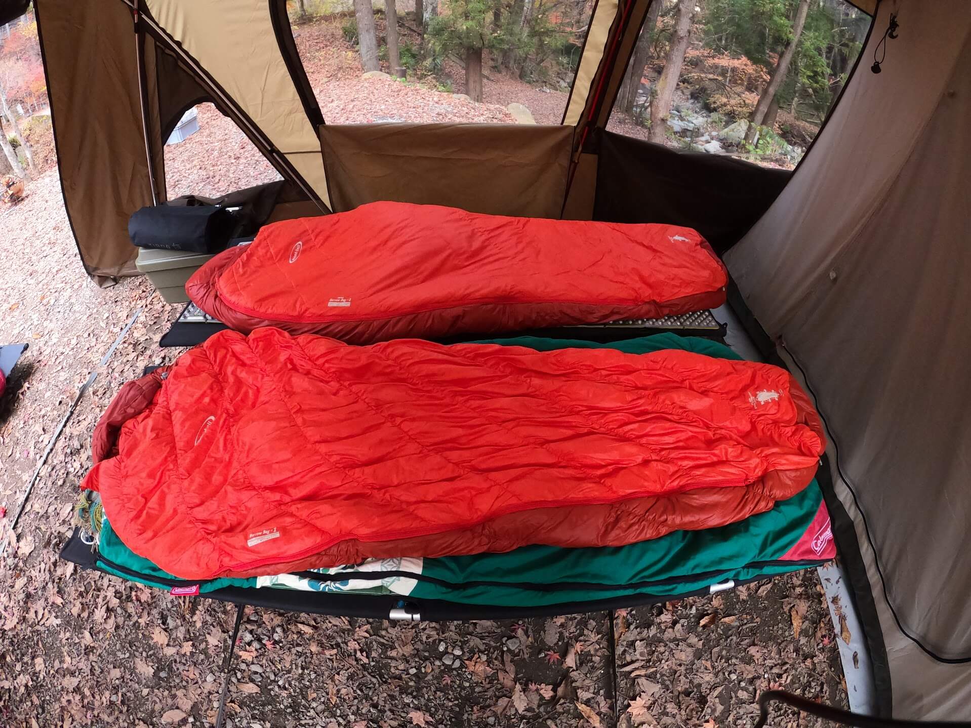 上)アルパインバロウバッグ 下)バロウバッグ　見た目の雰囲気