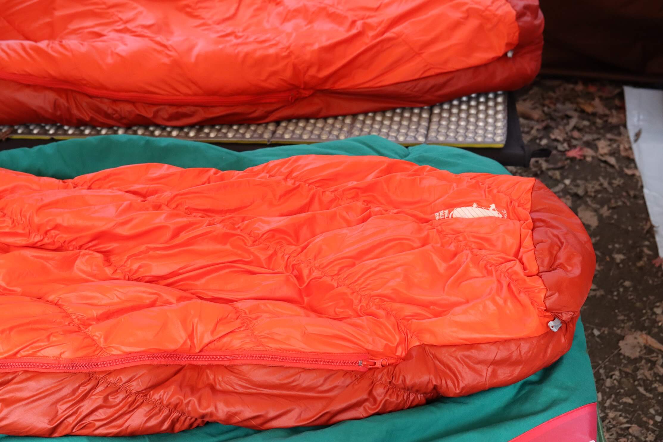 上)アルパインバロウバッグ 下)バロウバッグ ジップの長さ