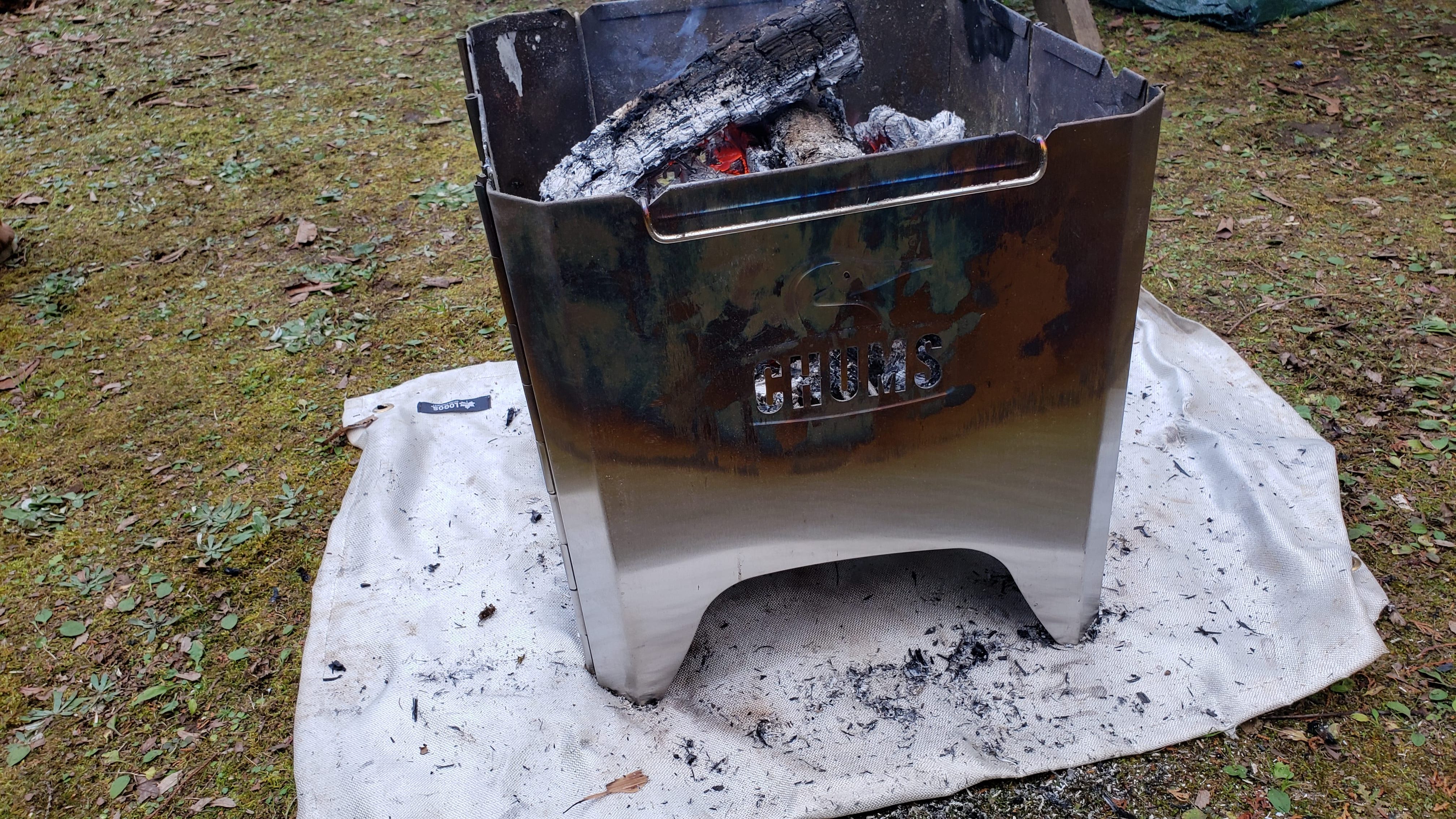 CHUMSの焚火台 ブービーフェイスフォールディングファイヤーピット