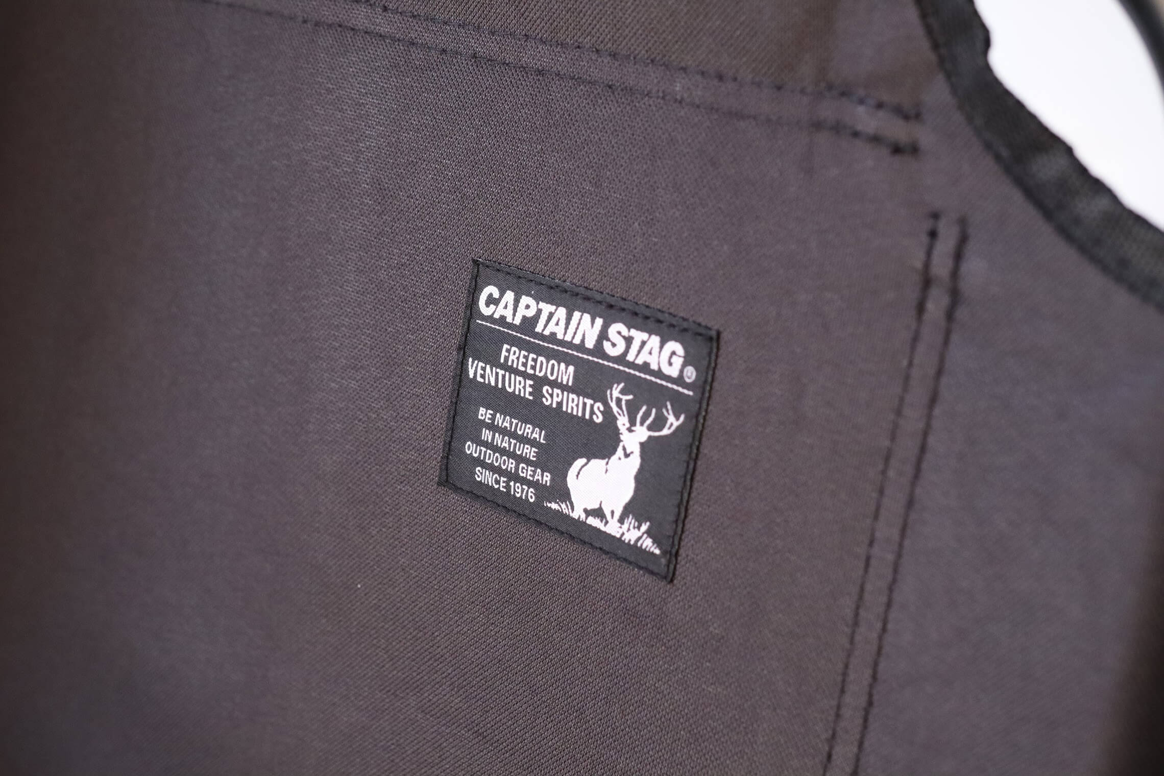 CAPTAIN STAG CSブラックラベル アルミ背付ベンチ ロゴ