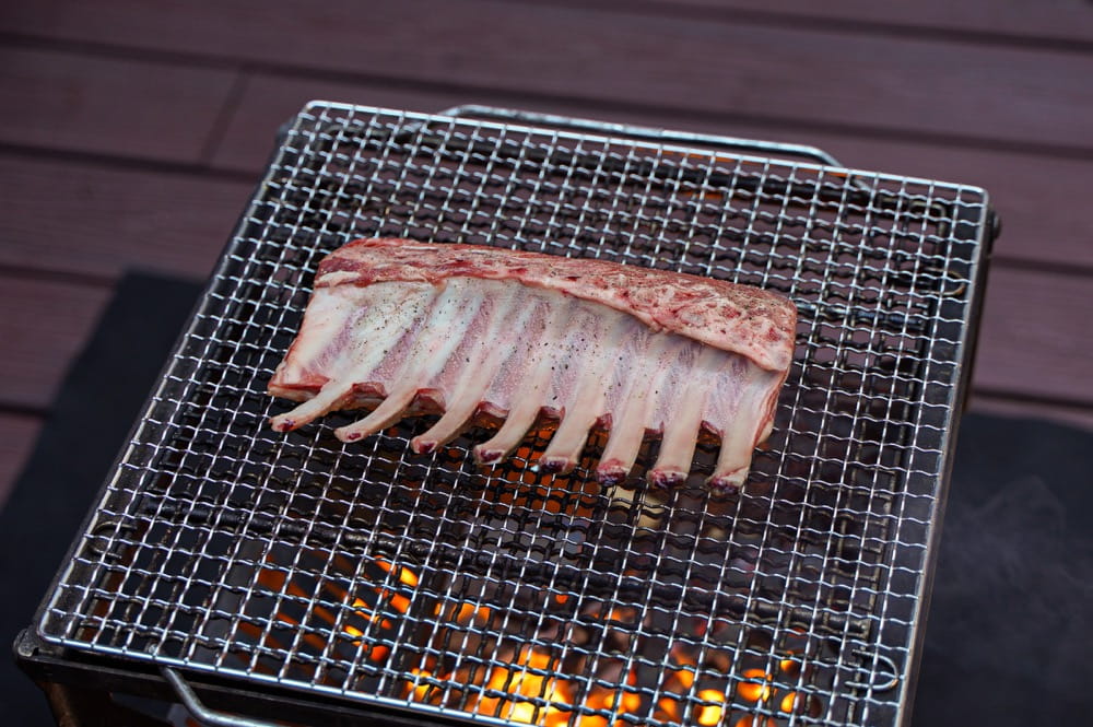 ラム肉の炭火焼 ふきのとうとプチプヨ（とまとの品種）のソース　ラム肉