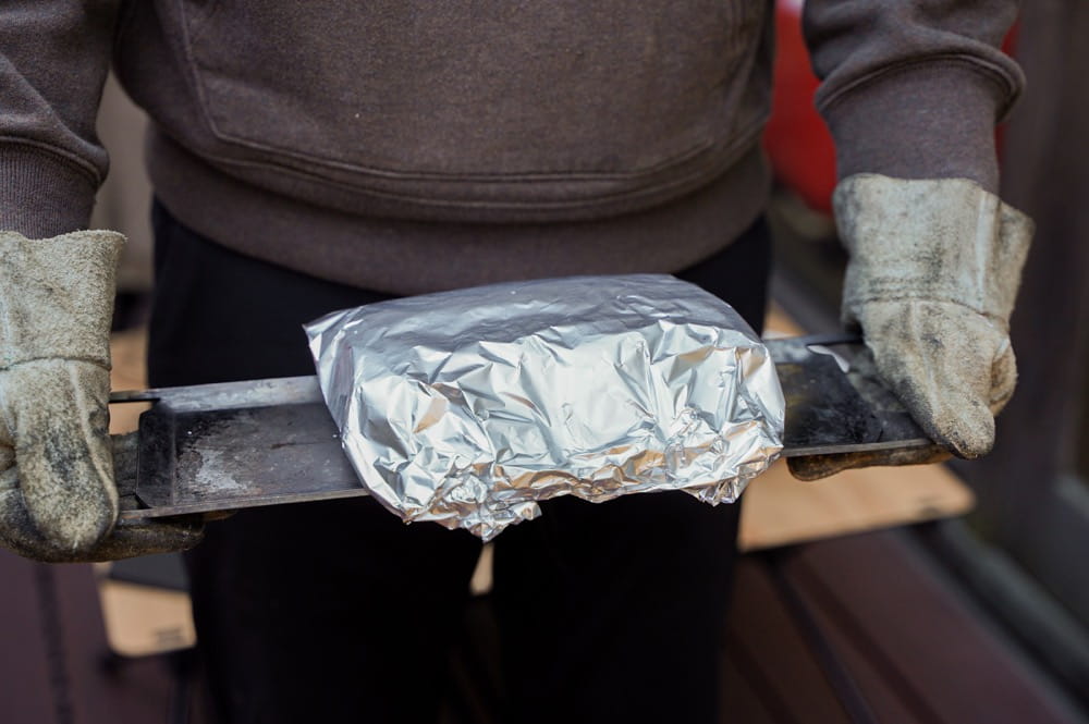 ラム肉の炭火焼 ふきのとうとプチプヨ（とまとの品種）のソース　ラム肉を蒸らし焼く