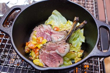 ラム肉の炭火焼 ふきのとうとプチプヨ(とまとの品種)のソース