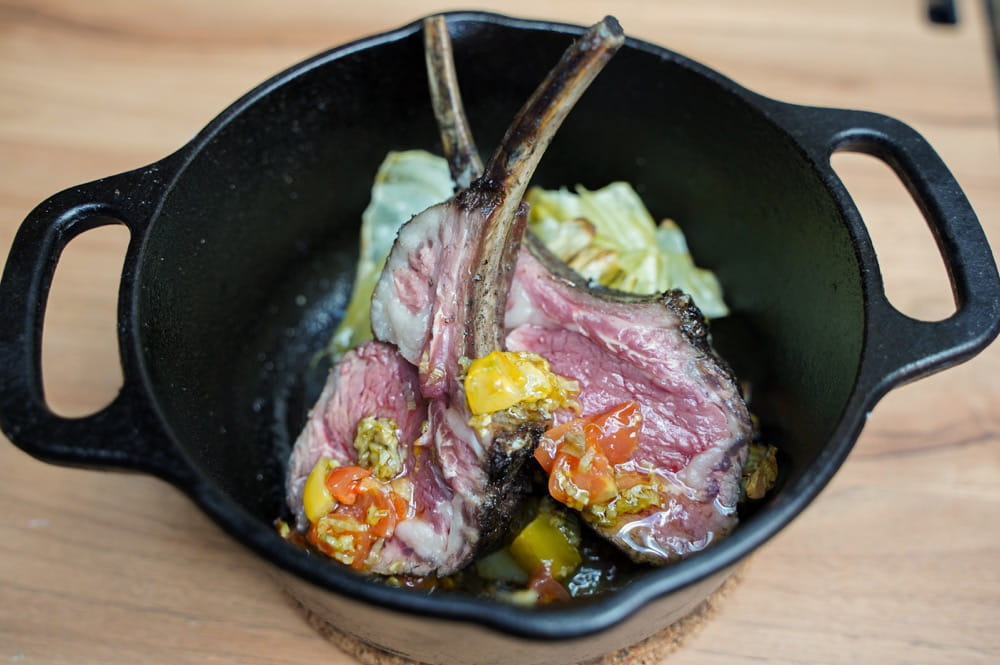 ラム肉の炭火焼 ふきのとうとプチプヨ（とまとの品種）のソース　盛り付け例