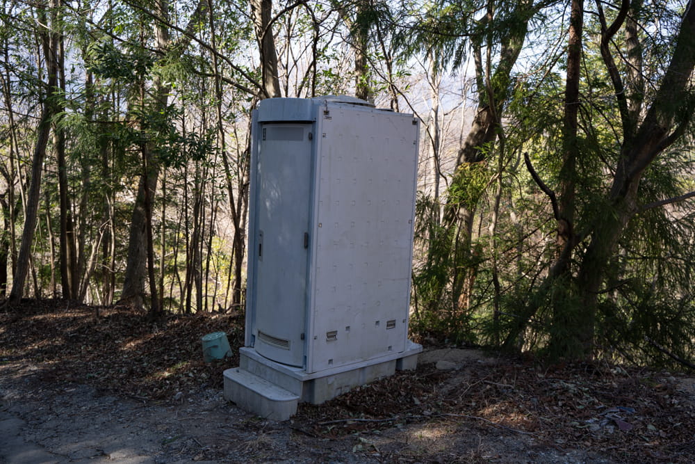 晴家村（はれるやむら）キャンプ場　ミツバチパーキング トイレ