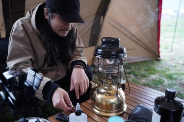 [キャンパー取材]ティリーランタンとボルボ240で楽しむ極上ソロキャンプ。アーティスト Vur[DEJAMAIS]のキャンプスタイル。