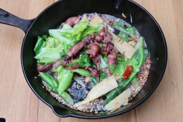 キャンプで簡単＆極上アヒージョ！プロシェフ直伝[ホタルイカと旬野菜のアヒージョ]