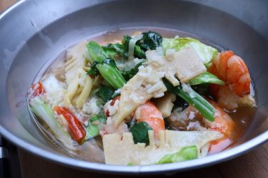 プロシェフに聞いた！キャンプで作るアヒージョのコツ[エビと春野菜のアヒージョ]