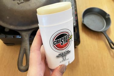 もう鋳鉄製フライパンを焦げつかせない！噂の「クリスビースティック」でシーズニングしてみた結果。