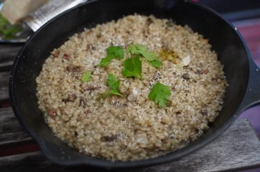 焚き火台とスキレットで作るポルチーニ茸のリゾット