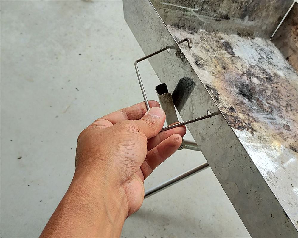 UNIFLAME(ユニフレーム） ファイアグリル 脚 持ち手の内側に入れる