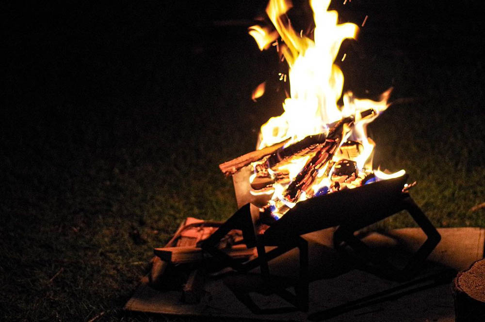 flames「ファイヤースタンド」焚き火を引き立てる