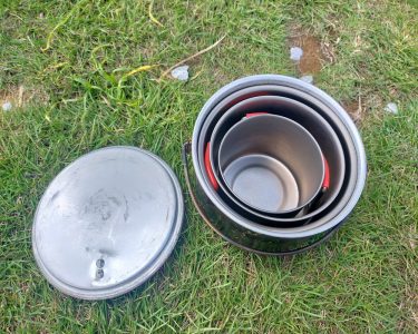 ソロ用クッカーの名作といえばEVERNEWのBackcountry Almi Pot！同社のマグカップをスタッキングして、クッカーセットにしよう。